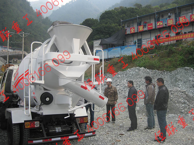 適合隧道的小型攪拌車在麗水引水隧道施工現(xiàn)場