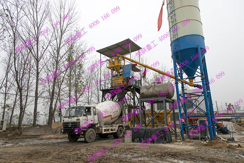 河南省新鄉(xiāng)市水泥攪拌車在小型攪拌站現(xiàn)場(chǎng)圖