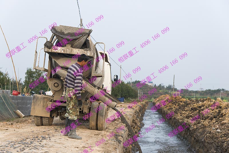 浙江衢州恒聯(lián)小型水泥攪拌車客戶分享多年的水渠施工經(jīng)驗