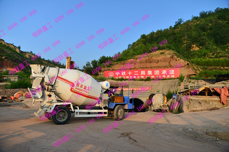 恒聯(lián)重工特別定做超窄型水泥攪拌車助力山西中部引黃隧道工程
