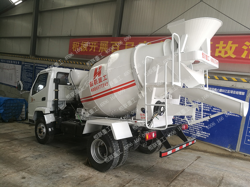 唐駿2方攪拌車(chē)在中鐵十八局青島地鐵項(xiàng)目部