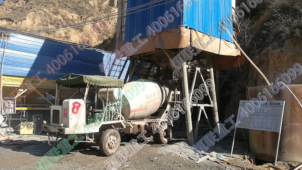 山西臨汾小型攪拌車(chē)在小型隧道施工