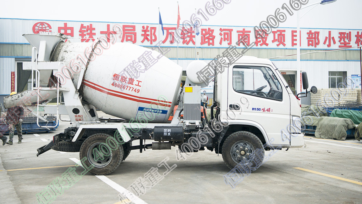 2方攪拌車(chē)在鄭萬(wàn)鐵路中鐵十局項(xiàng)目部