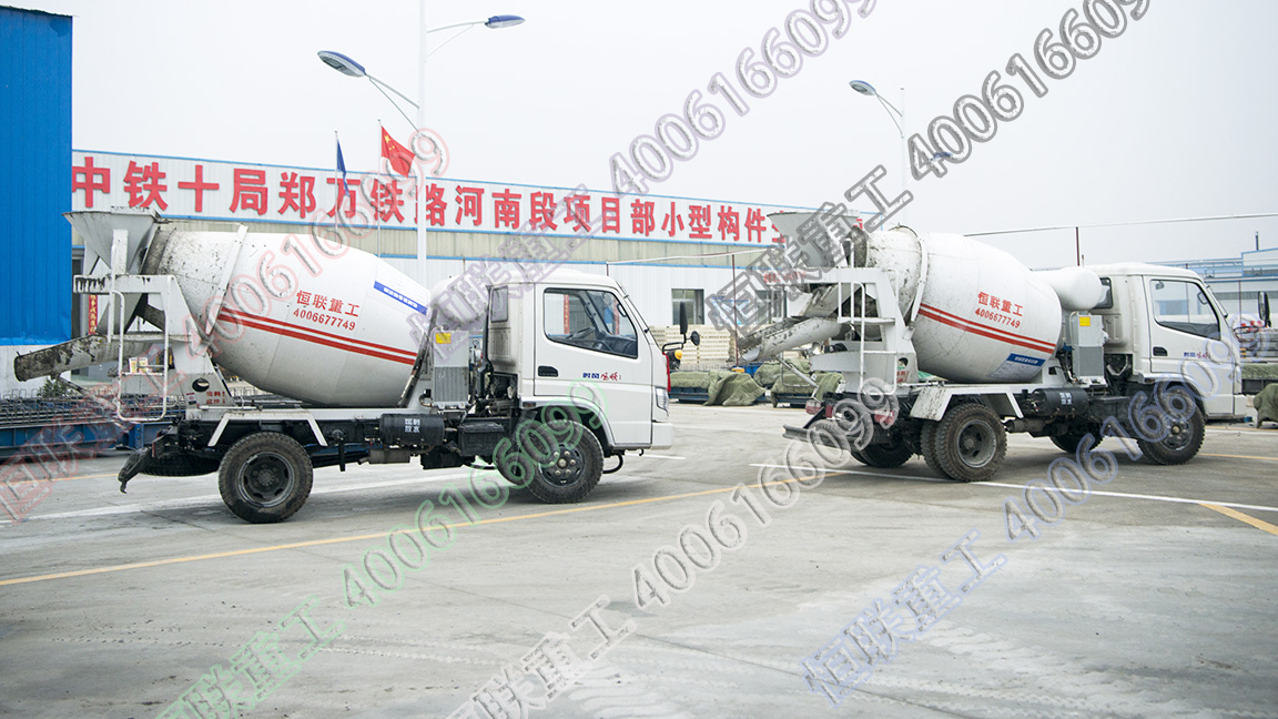 2方攪拌車(chē)在鄭萬(wàn)鐵路中鐵十局項(xiàng)目部