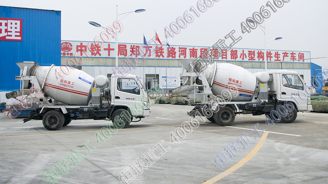 2方攪拌車(chē)在鄭萬(wàn)鐵路中鐵十局項(xiàng)目部