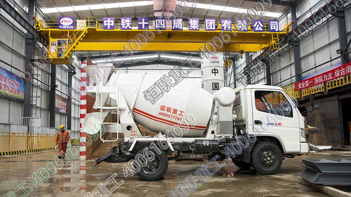 2方小型攪拌車在地鐵工地隧道施工