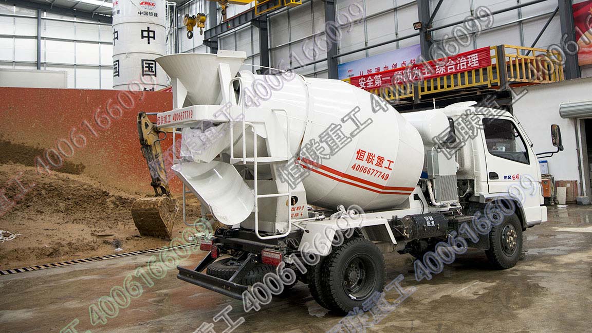 2方小型攪拌車在地鐵工地隧道施工