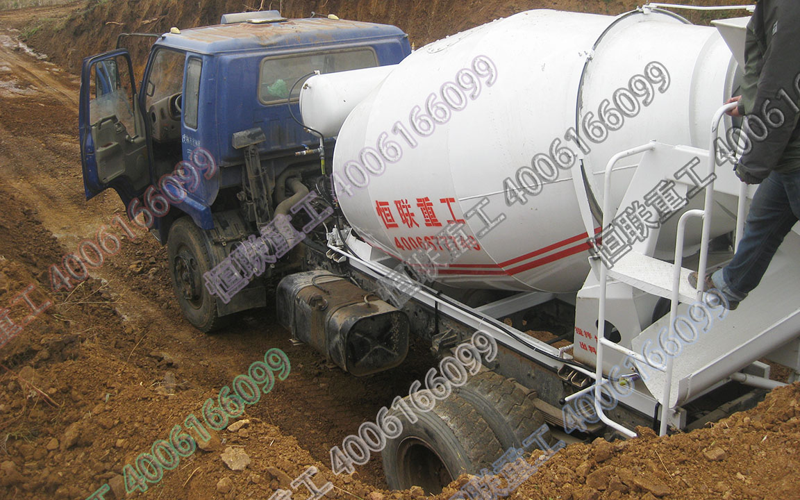 黑龍江雞西市改裝的小型攪拌車