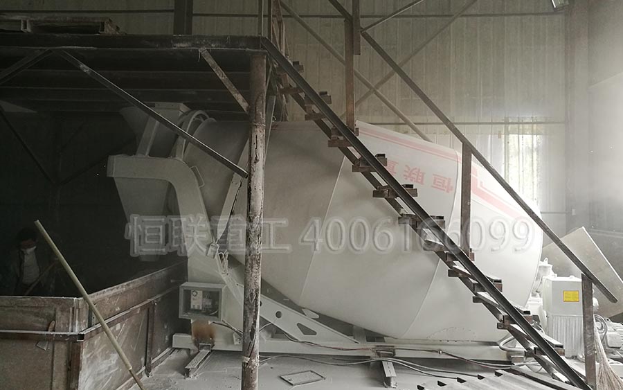 電動小型攪拌車上裝這樣攪拌人造大理石粉原材料