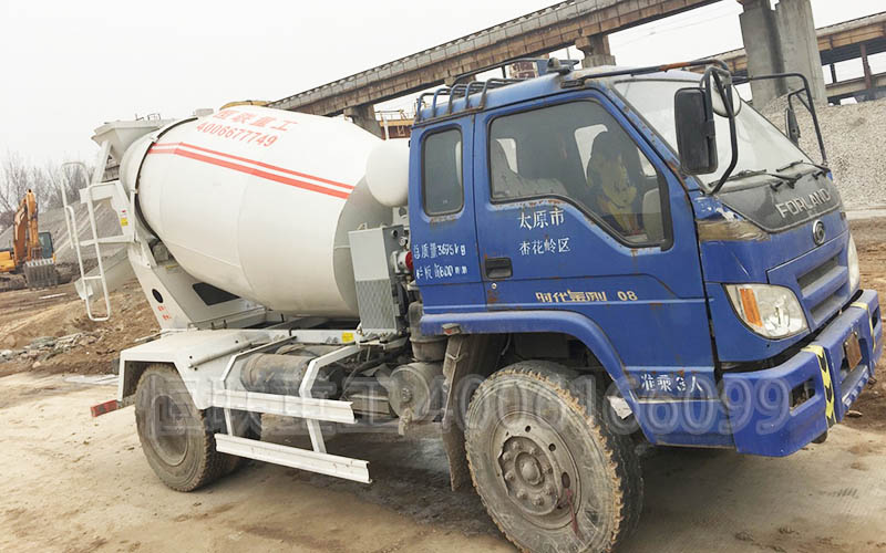 看看在山西二手車(chē)改裝的水泥攪拌車(chē)效果