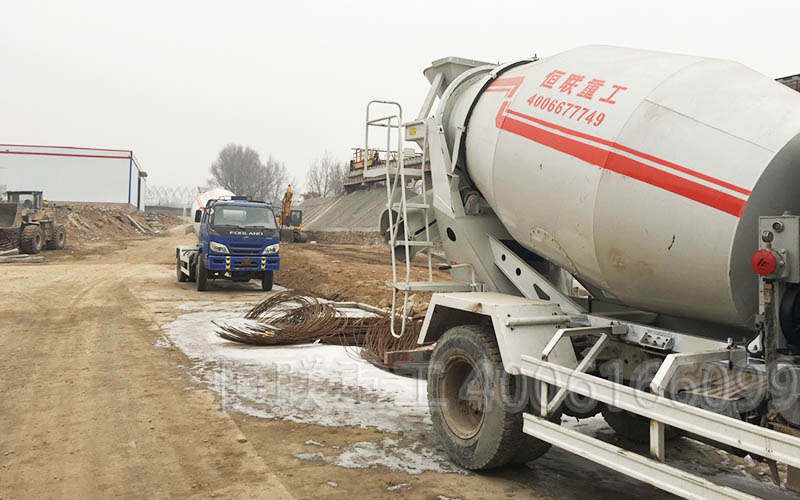 看看在山西二手車(chē)改裝的水泥攪拌車(chē)效果