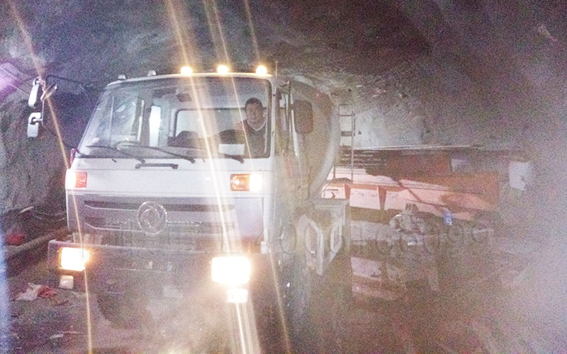 小型攪拌車在隧道內(nèi)部施工圖片