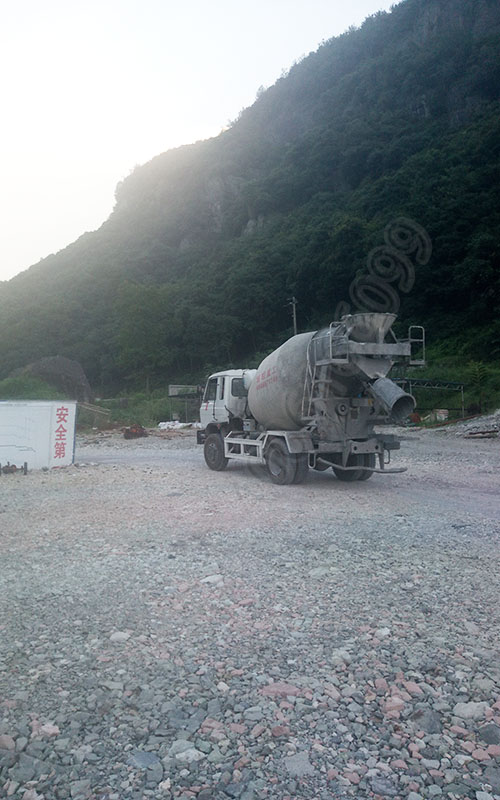 小型攪拌車在隧道內(nèi)部施工圖片