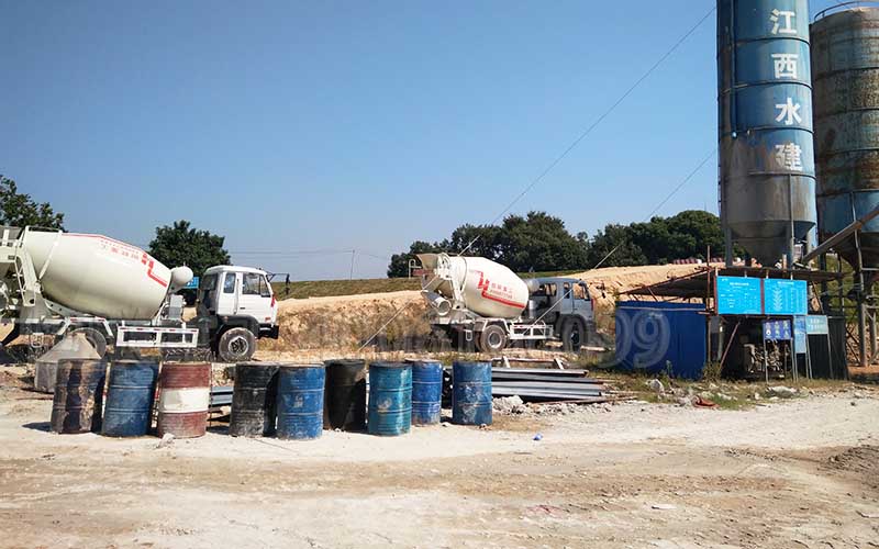 在撫州用小型攪拌車修建水庫堤壩工程