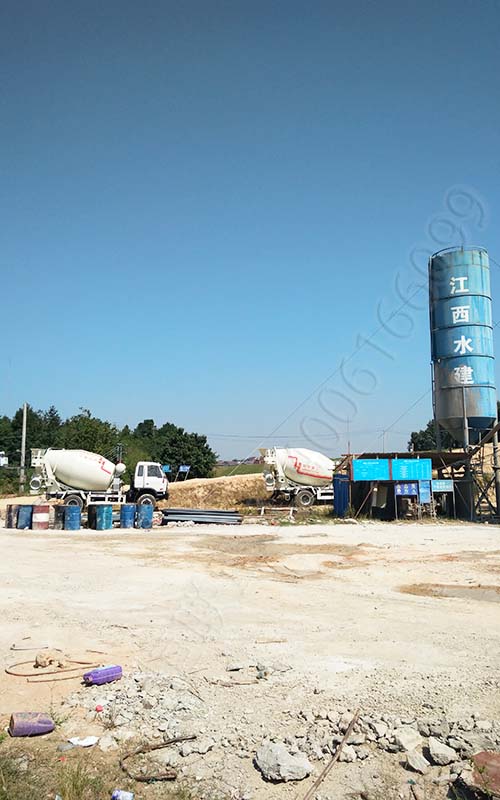 在撫州用小型攪拌車修建水庫堤壩工程