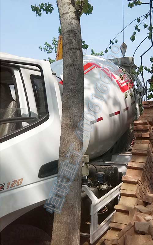 6方攪拌車在農(nóng)村進(jìn)行房建施工