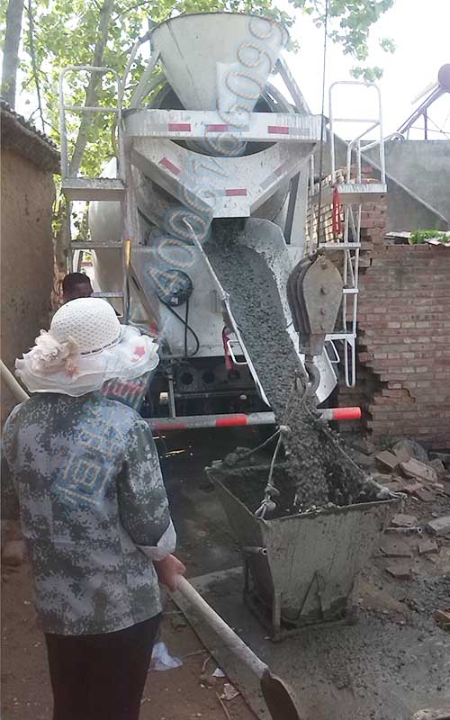 6方攪拌車在農(nóng)村進(jìn)行房建施工